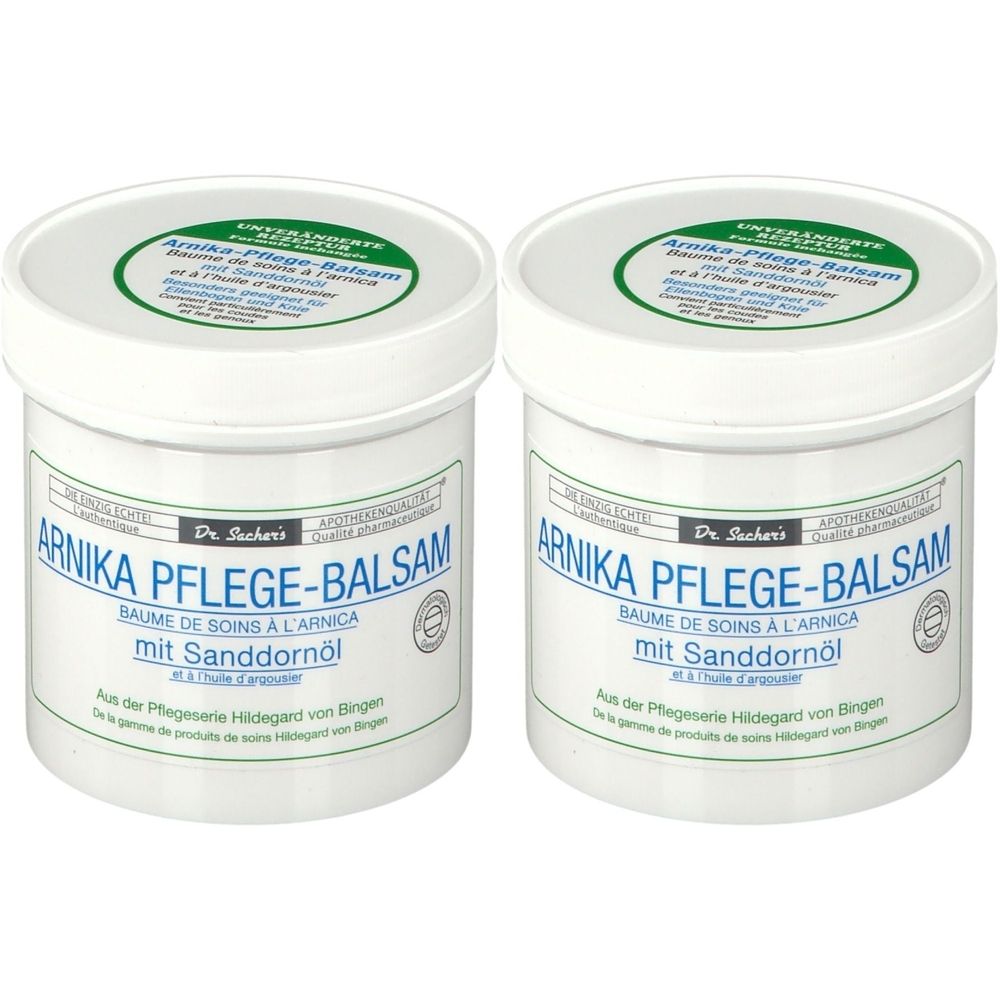 Zwei weiße Tiegel mit Deckel. Aufschrift: Arnika Pflege-Balsam mit Sanddornöl. Grüner Aufkleber auf dem Deckel.