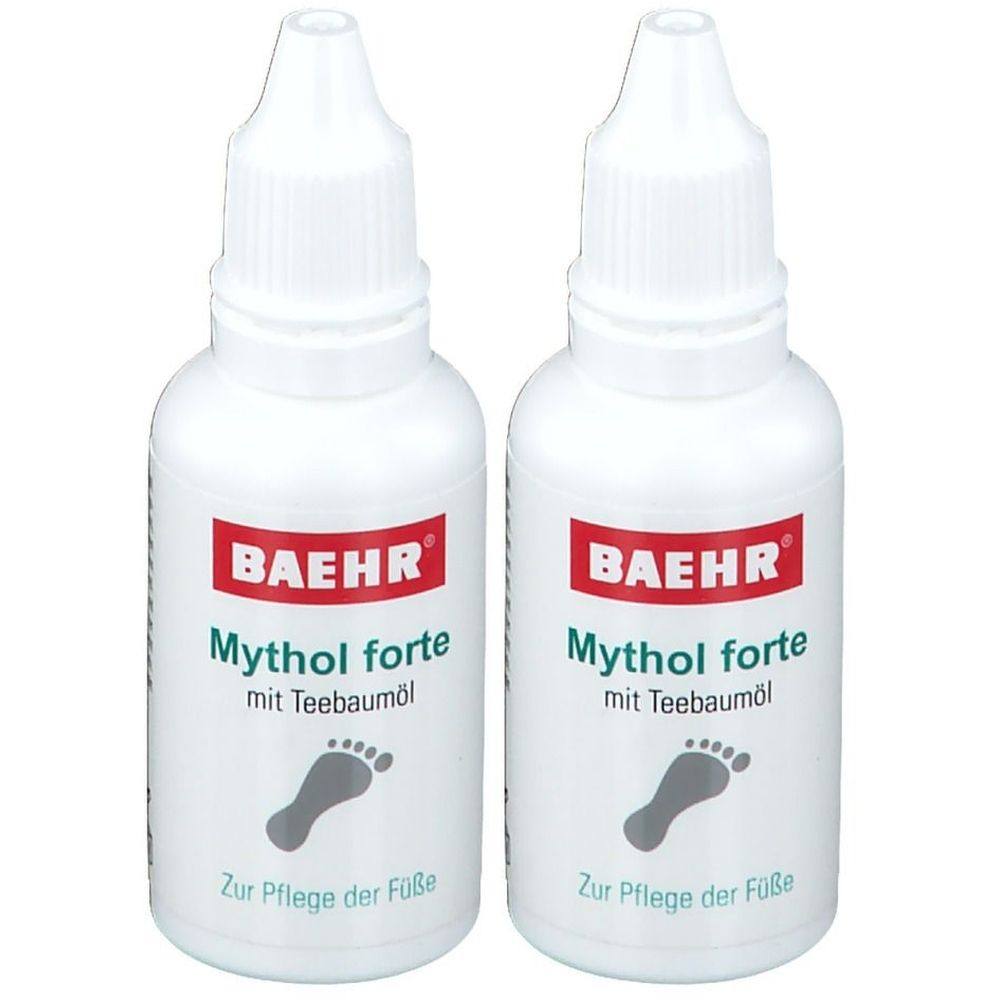 Zwei weiße Flaschen mit rotem Etikett. Aufschrift: BAEHR, Mythol forte mit Teebaumöl. Fußabdruck-Symbol. Text: Zur Pflege der Füße.