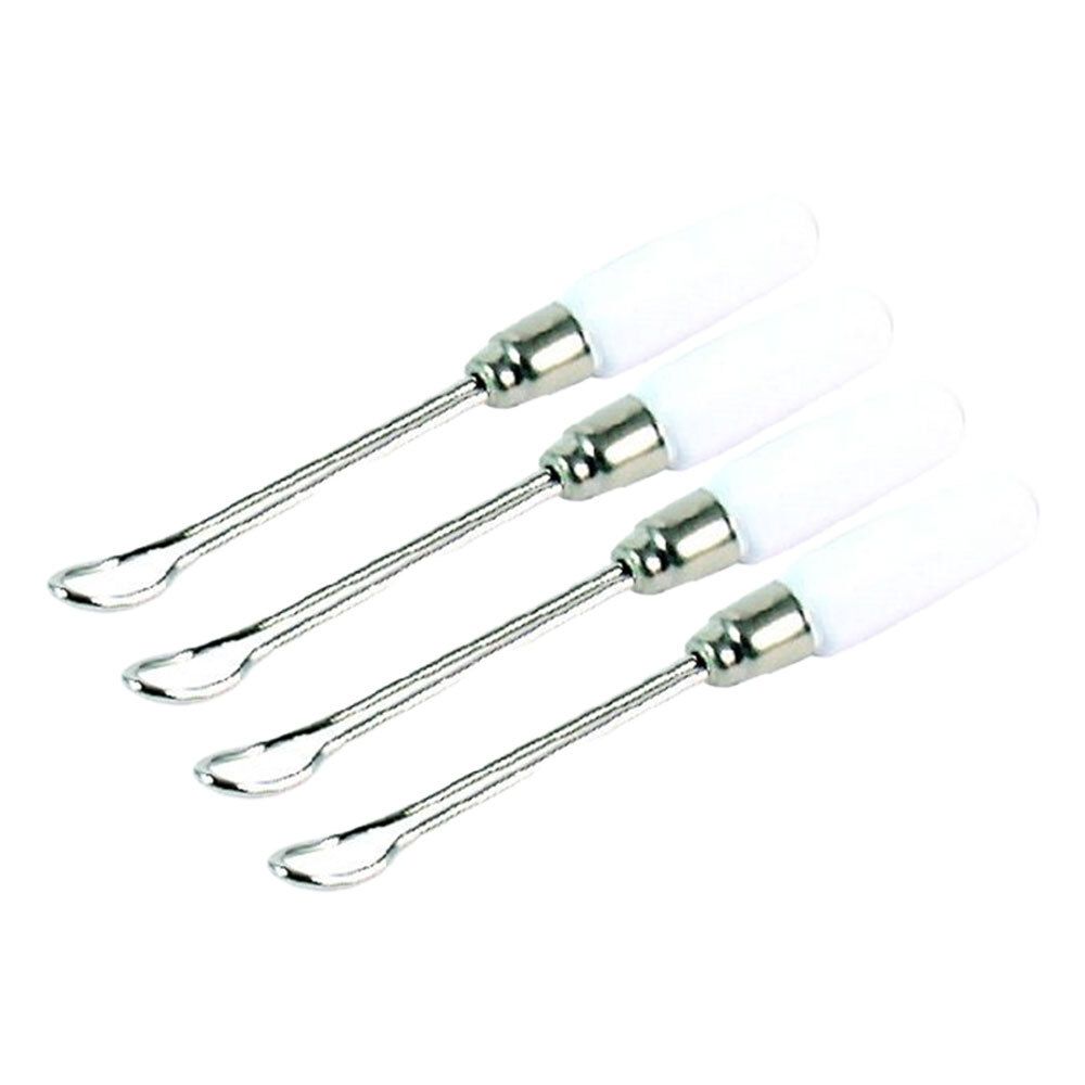 Vier Ohrreiniger mit weißen Griffen und metallischen Enden. Die Enden sind löffelförmig.