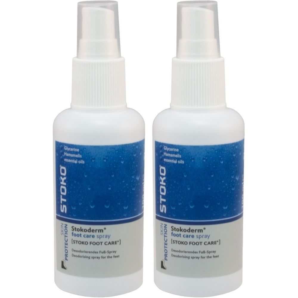 Zwei weiße Sprühflaschen mit blauem Etikett. Aufschrift: Stokoderm foot care spray. Mit Sprühkopf.