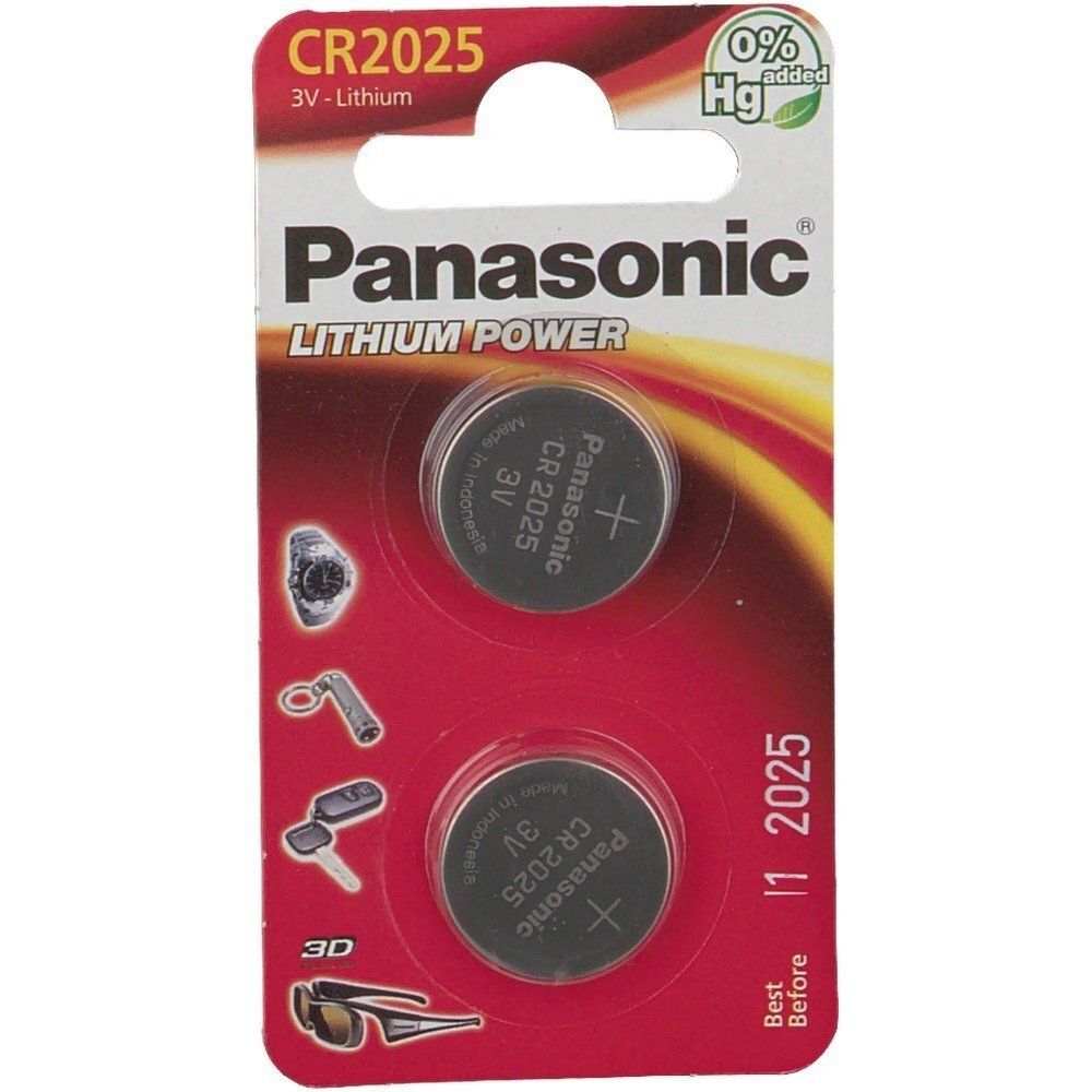 Verpackung mit zwei Knopfzellen. Aufschrift: Panasonic Lithium Power CR2025 3V. Hg 0% added. Rote Verpackung mit Aufhängevorrichtung.