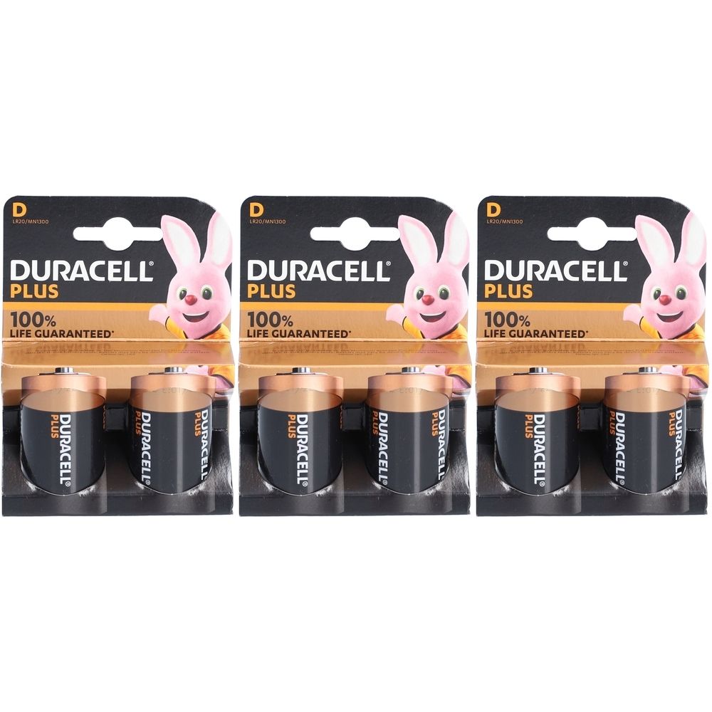 Drei Packungen Duracell Plus Batterien. Jede Packung enthält zwei Batterien. Auf der Verpackung ist ein rosa Hase abgebildet.