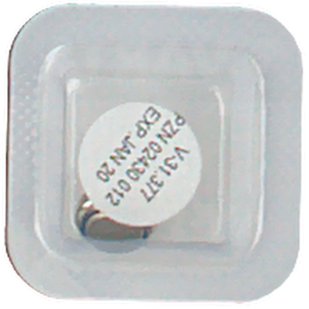 Knopfzelle in Blisterverpackung. Aufkleber mit V377, PZN, und Ablaufdatum. Silberfarbene Batterie in klarer Kunststoffverpackung.