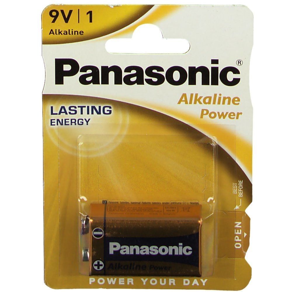Verpackung mit einer Panasonic 9V Alkali Batterie. Die Batterie ist in einer Blisterverpackung eingeschweißt. Aufschrift: Alkaline Power.