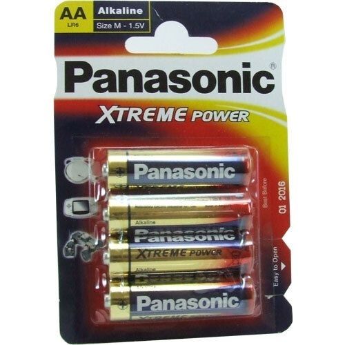 Verpackung mit vier AA-Batterien. Marke: Panasonic XTREME POWER. Aufschrift: Alkaline, Größe M-1.5V. Haltbarkeitsdatum: 01 2016.
