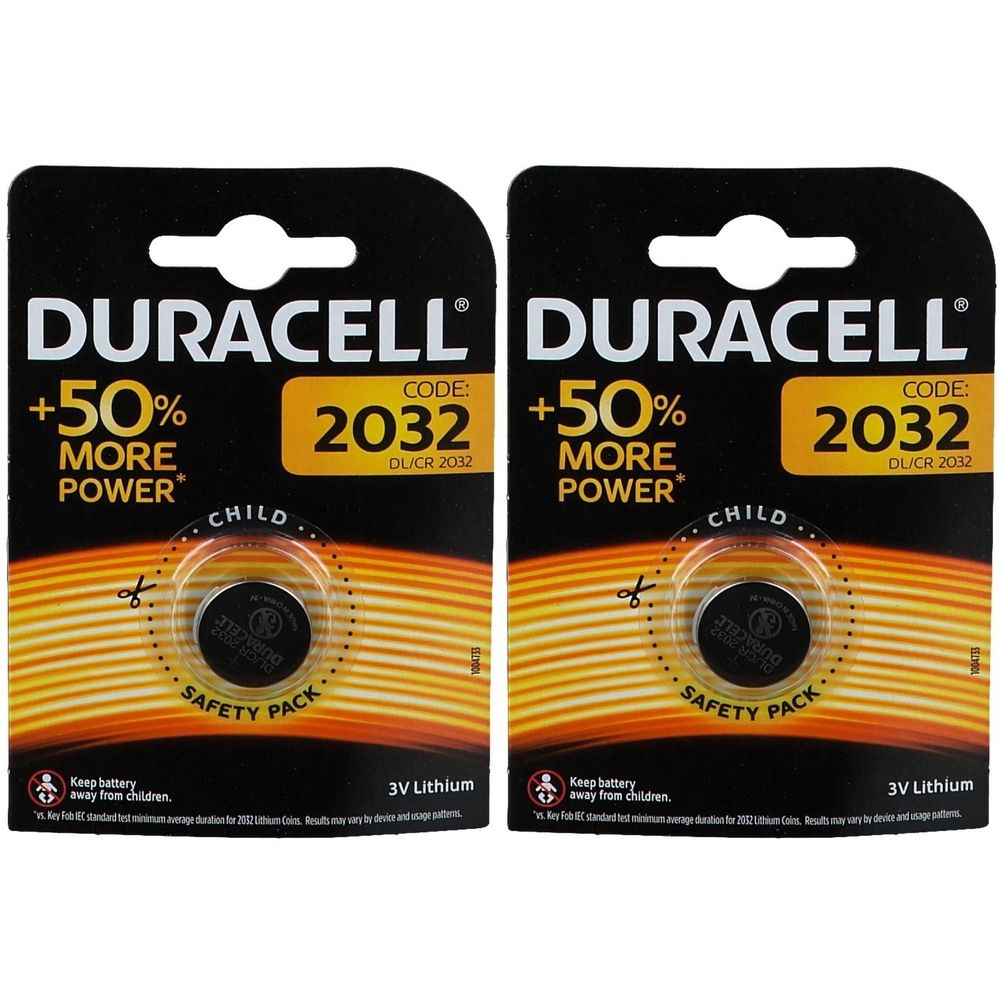 Zwei DURACELL Lithium-Knopfzellen in Blisterverpackung. Aufschrift: +50% MORE POWER, Code 2032, 3V Lithium. Kindersicher verpackt.