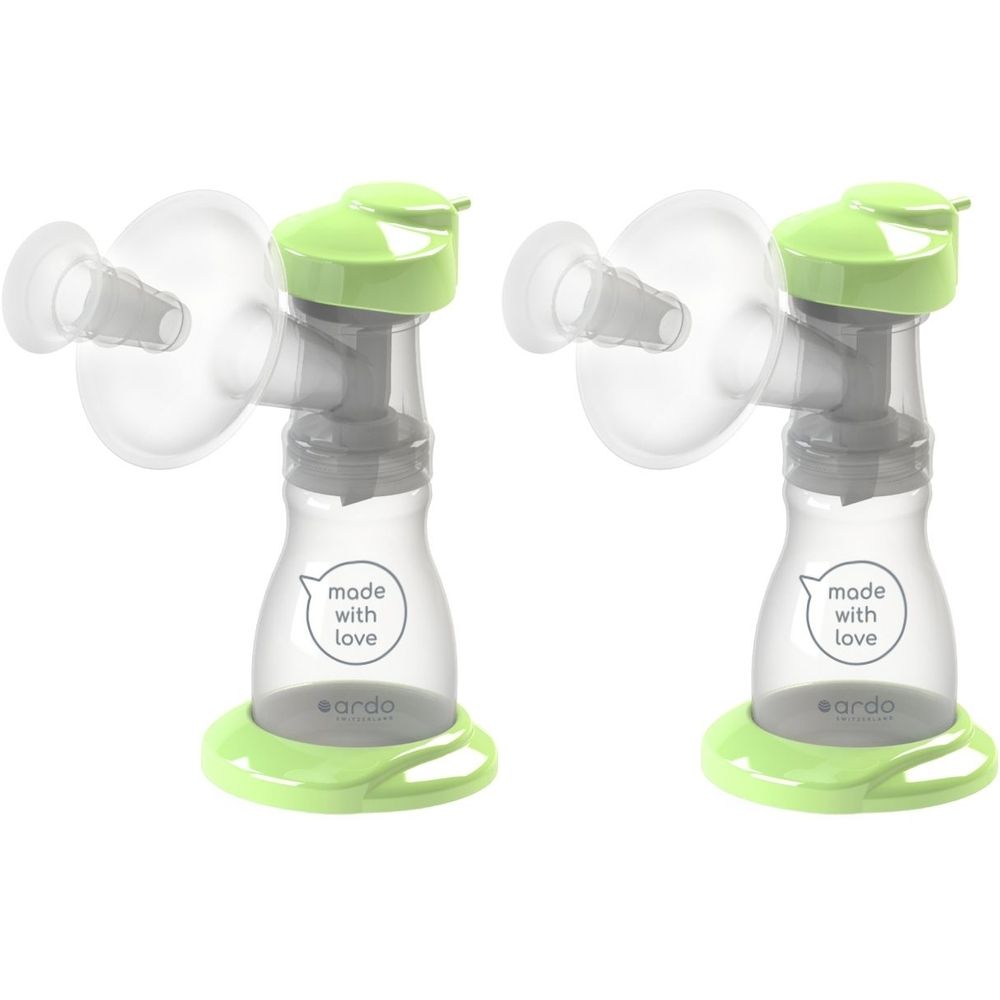 Zwei transparente Brustglockeneinsätze mit grünen Elementen. Auf den Flaschen steht "made with love" und "ardo".