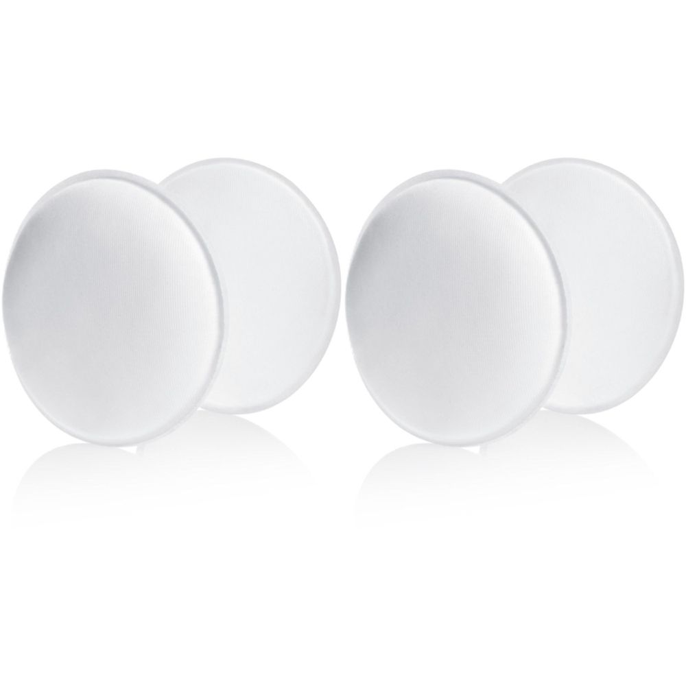 Vier weiße, runde Stilleinlagen. Sie sind flach und haben eine glatte Oberfläche. Die Pads liegen nebeneinander.