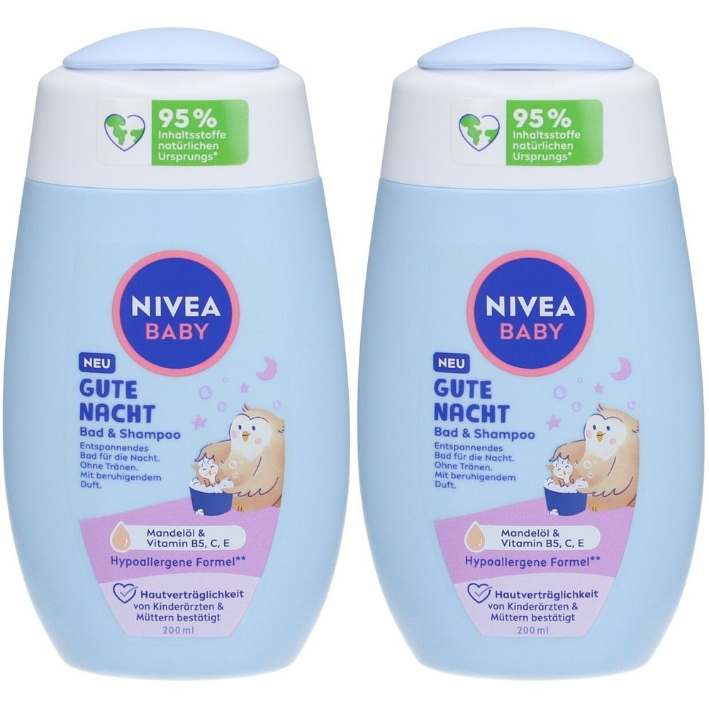 Zwei blaue Flaschen NIVEA BABY Gute Nacht Bad & Shampoo. Mit Aufdrucken: 95% natürlichen Ursprungs, Mandelöl, Vitamin B5, C, E, hypoallergene Formel.