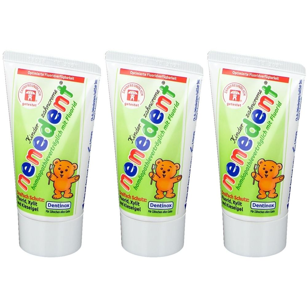 Drei Tuben Kinderzahncreme. Auf jeder Tube steht "nenedent" und "homöopathieverträglich mit Fluorid". Ein Teddybär-Motiv ist abgebildet.