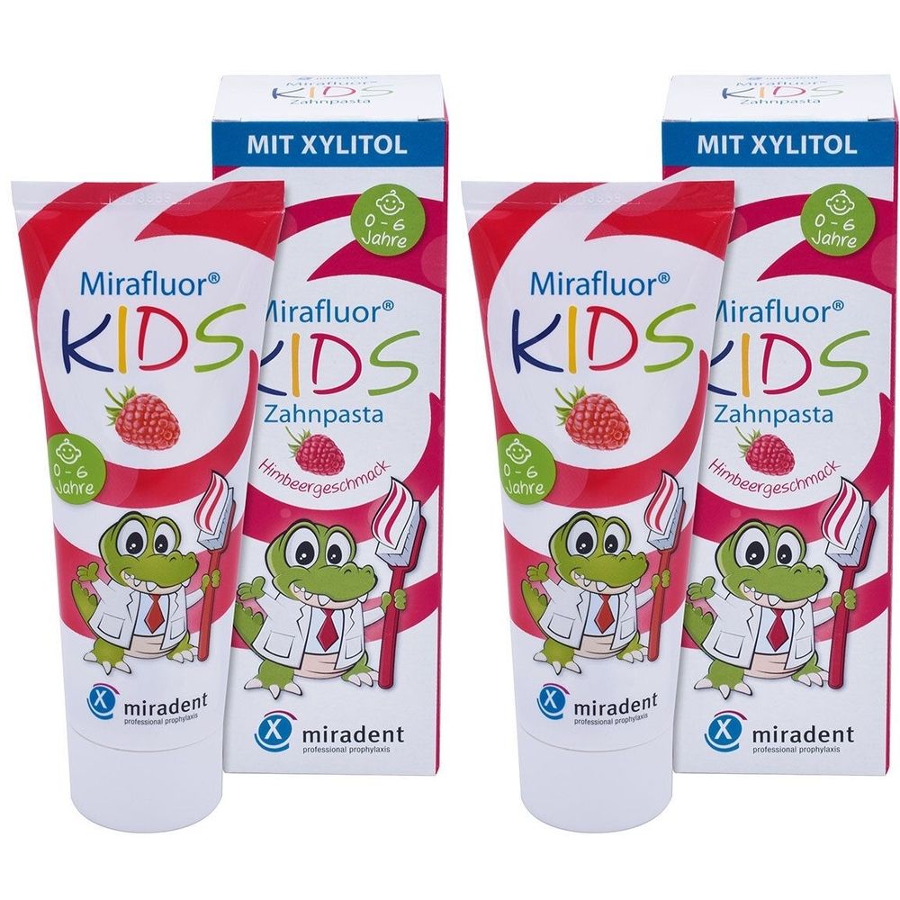Zwei Tuben und zwei Schachteln Zahnpasta. Auf den Tuben steht Mirafluor KIDS. Auf den Schachteln steht MIT XYLITOL und 0-6 Jahre.