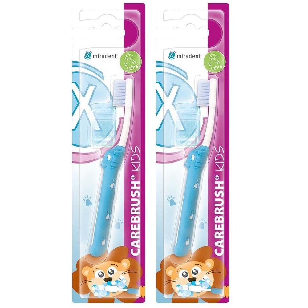Zwei blaue Kinderzahnbürsten in Verpackung. Aufschrift CAREBRUSH KIDS. Marke miradent. Mit weichen Borsten.