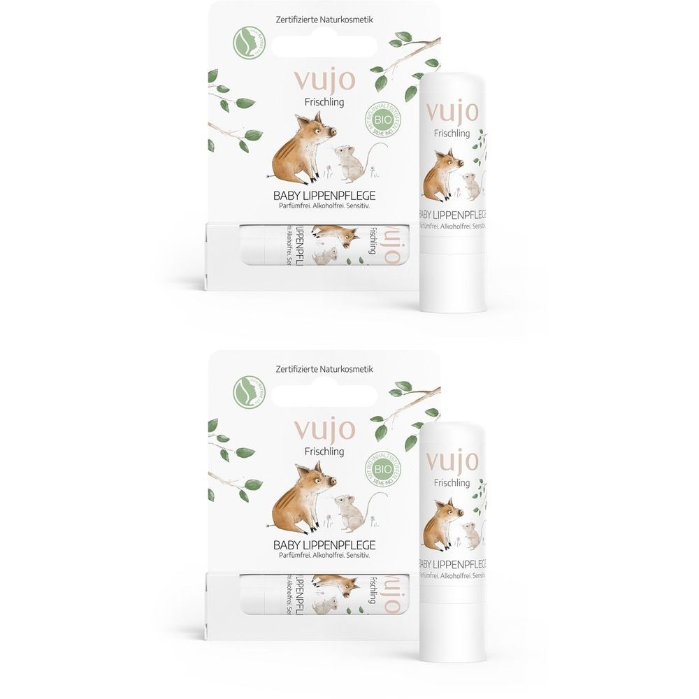 Zwei Baby-Lippenpflege-Produkte. Verpackung mit Logo und Illustrationen. Lippenpflegestift mit Produktnamen.