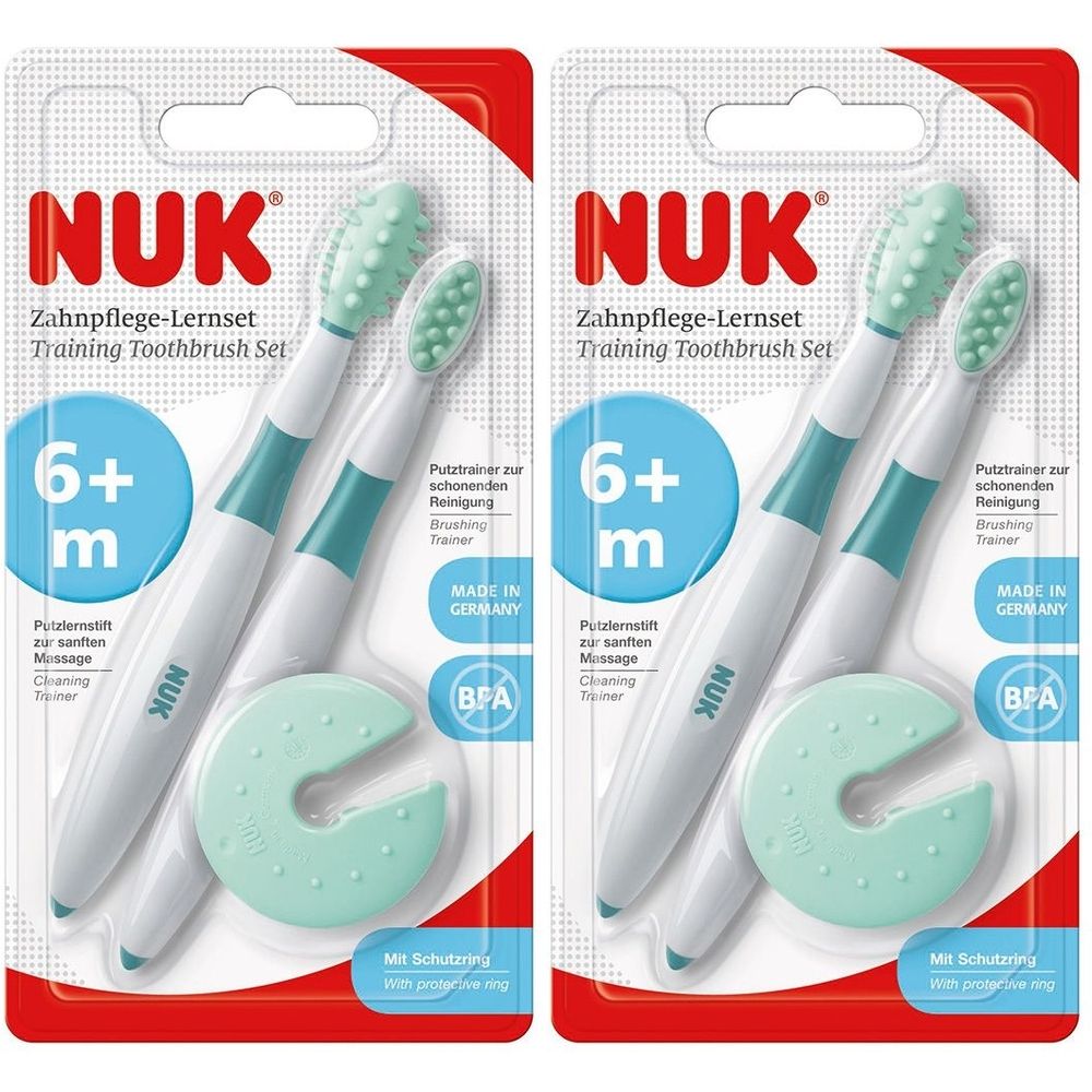 Zwei NUK Zahnpflege-Lernsets. Jedes Set enthält einen Putztrainer, einen Massage-Trainer und einen Schutzring. Verpackung mit rotem Rahmen.