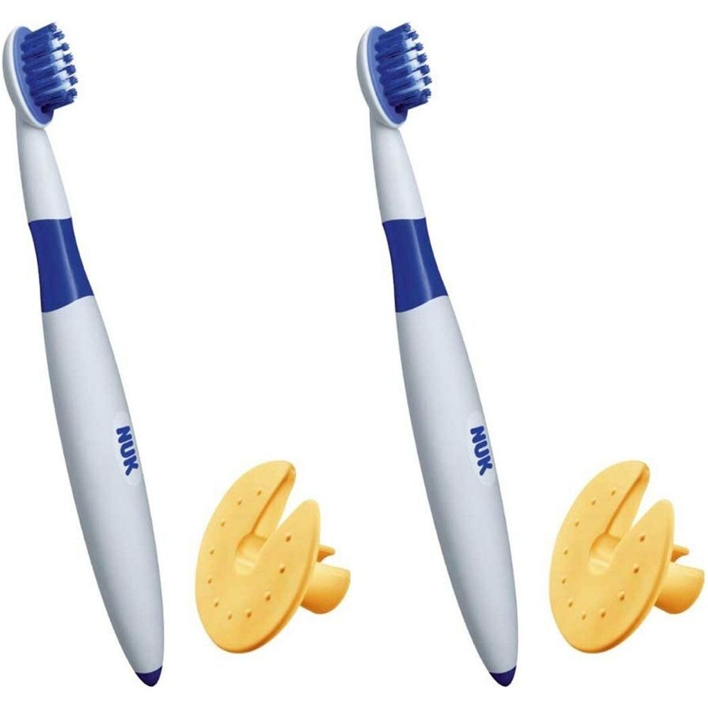 Zwei Baby-Zahnbürsten mit Schutzring. Weiße Griffe mit blauem Akzent und Bürstenkopf. Gelber Schutzring.