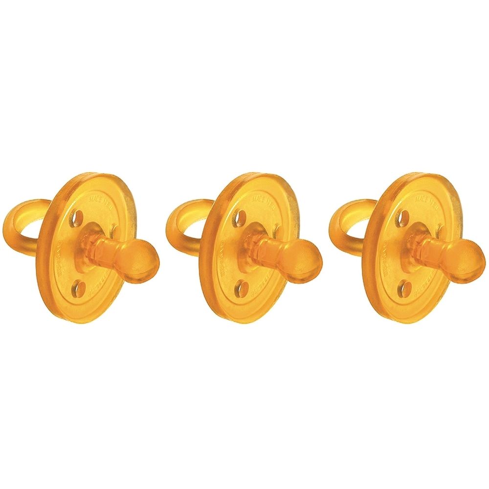 Drei bernsteinfarbene Schnuller. Jeder hat eine runde Scheibe, einen Sauger und einen Ring.