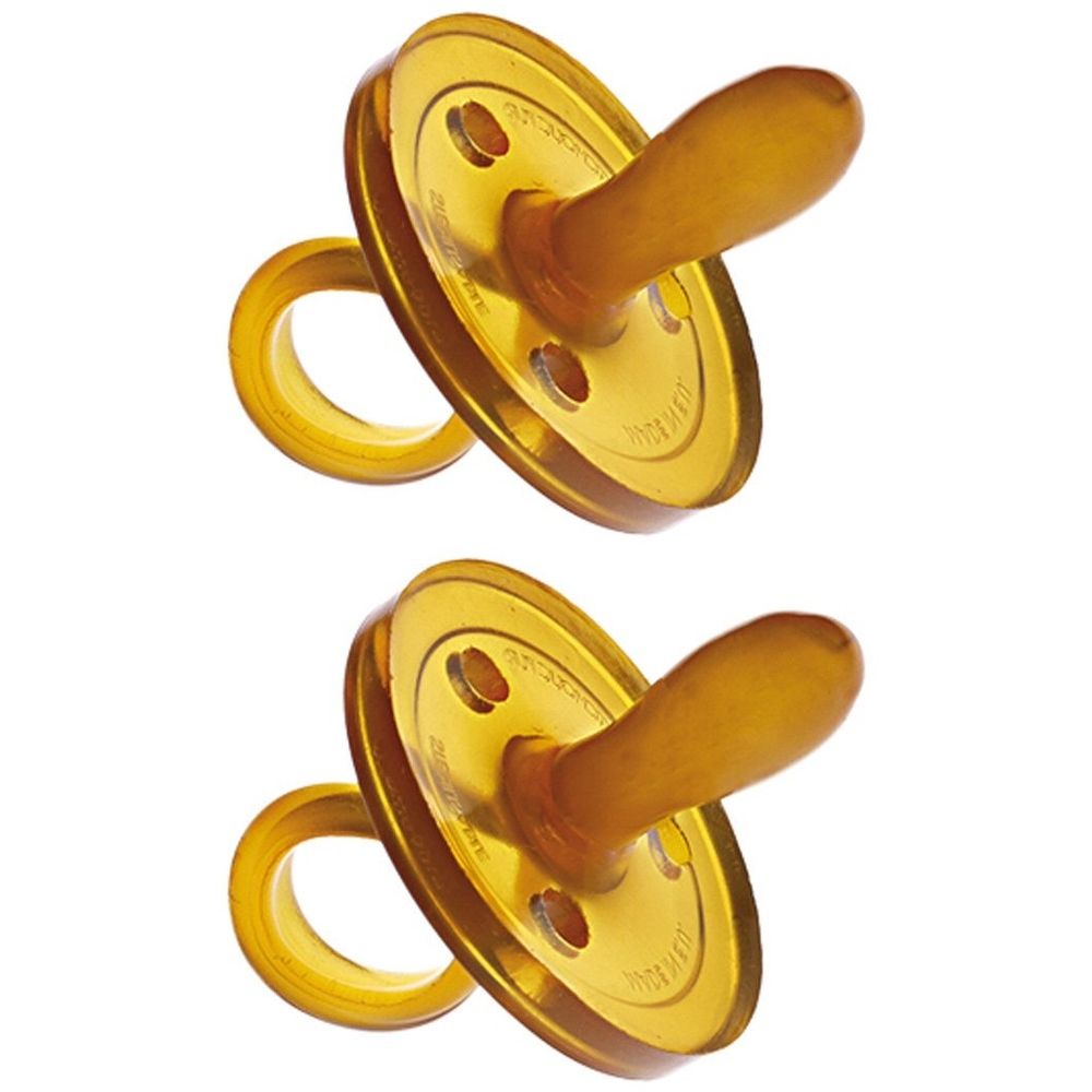 Zwei bernsteinfarbene Schnuller mit ovalem Sauger und rundem Schild. Sichtbare Ringe und Löcher.