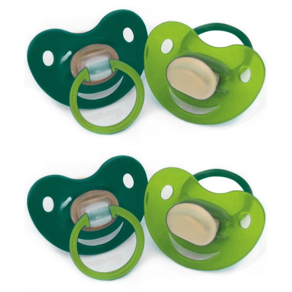 Vier grüne Schnuller in Kirschform. Jeder Schnuller hat einen Ring und einen Sauger. Zwei sind dunkelgrün, zwei hellgrün.