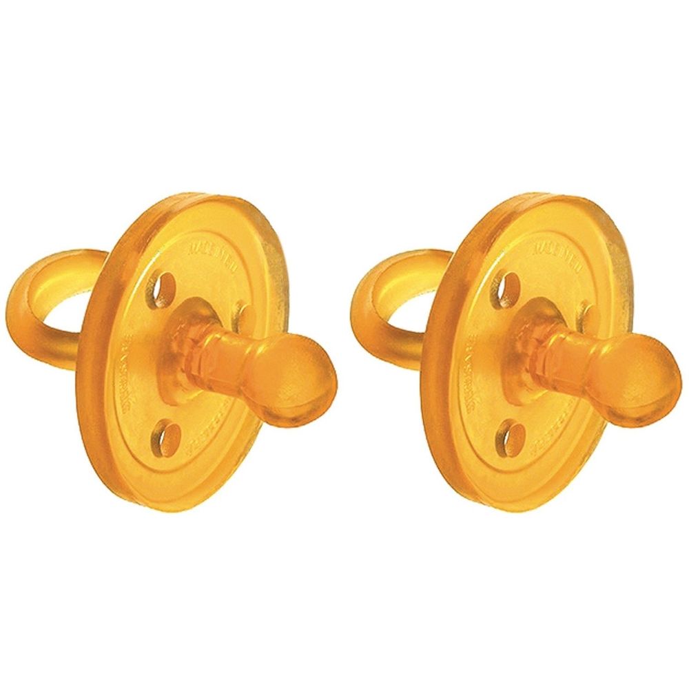 Zwei bernsteinfarbene Schnuller. Jeder hat eine runde Scheibe mit Löchern und einen Sauger. Mit Griff.