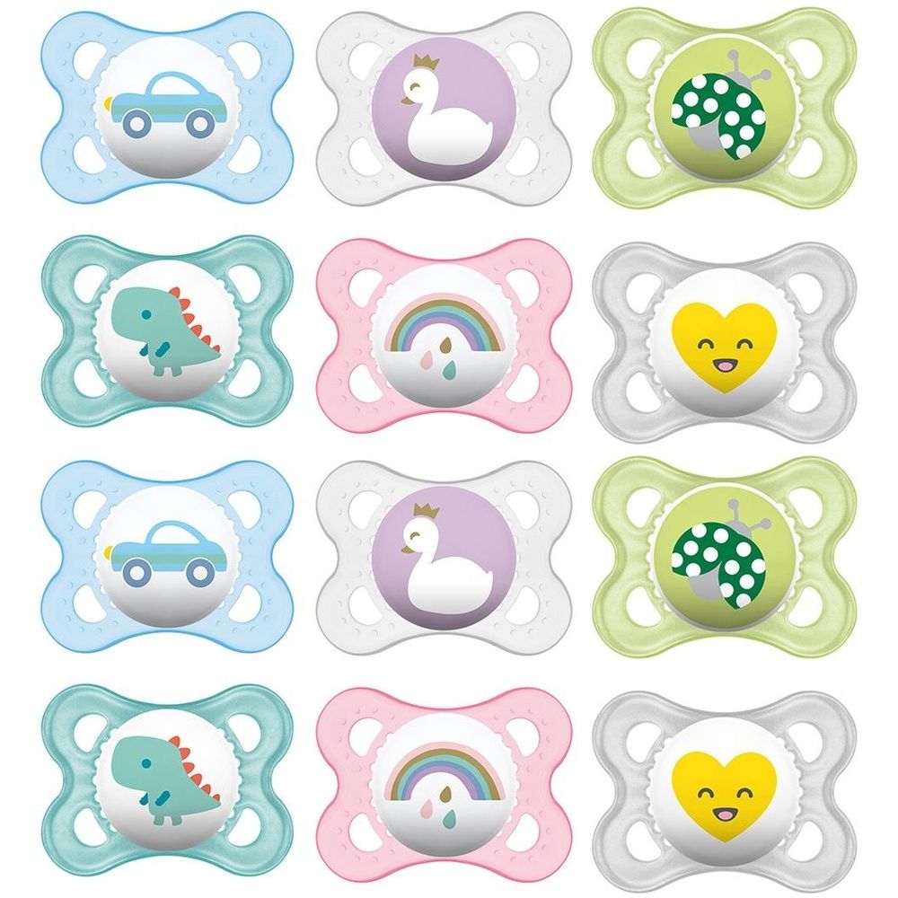 Mehrere Schnuller mit verschiedenen Motiven: Auto, Schwan, Marienkäfer, Dinosaurier, Regenbogen und Herz. Verschiedene Farben.