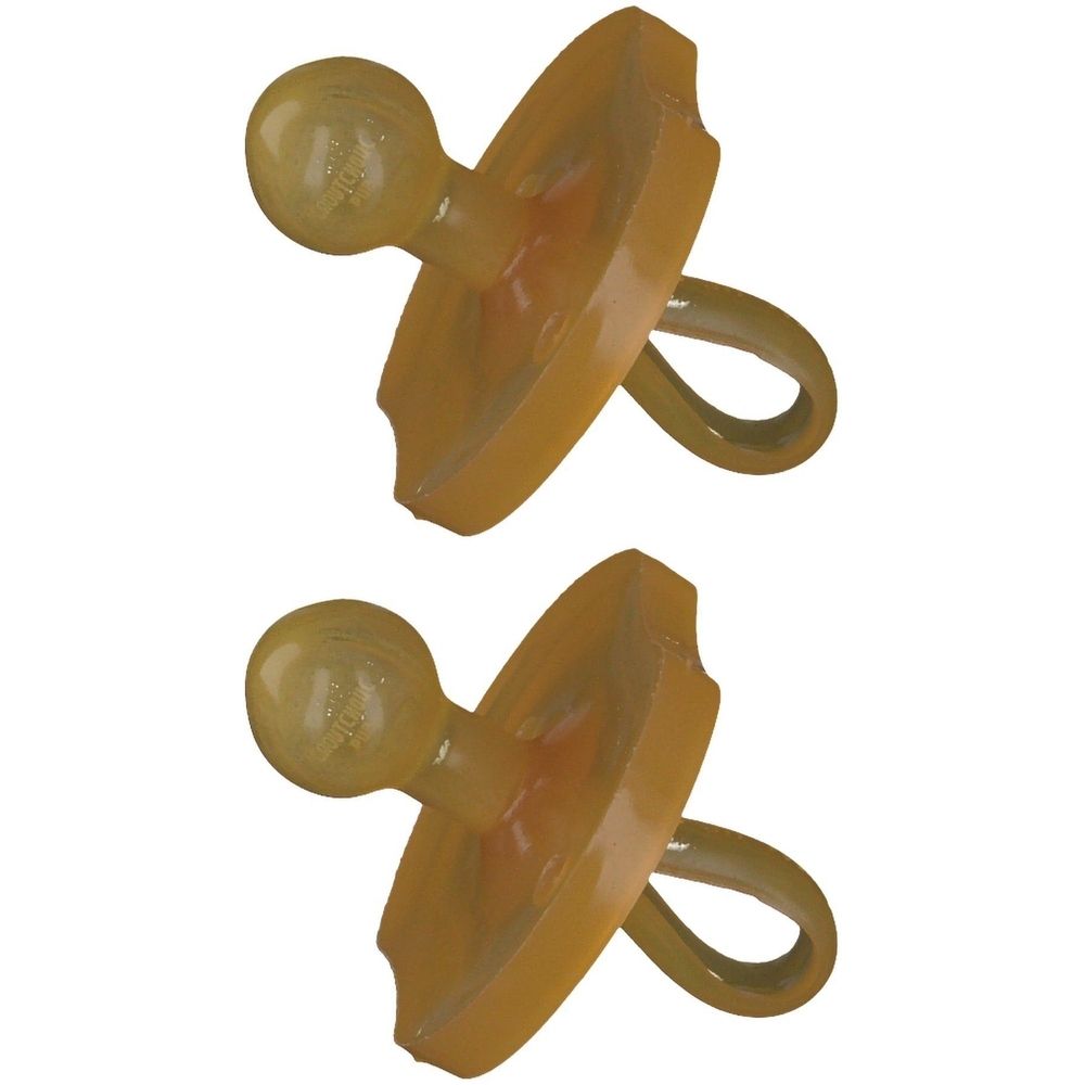 Zwei bernsteinfarbene Schnuller. Jeder hat einen runden Sauger, eine ovale Platte mit Aussparungen und einen Ring.