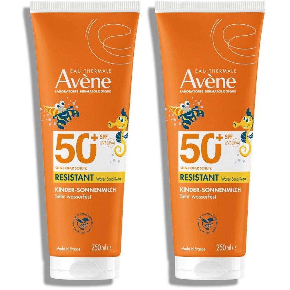 Zwei orangefarbene Tuben Sonnenmilch für Kinder. Aufschrift: Avène, 50+ SPF, wasserfest. Mit Illustrationen von Seepferdchen.