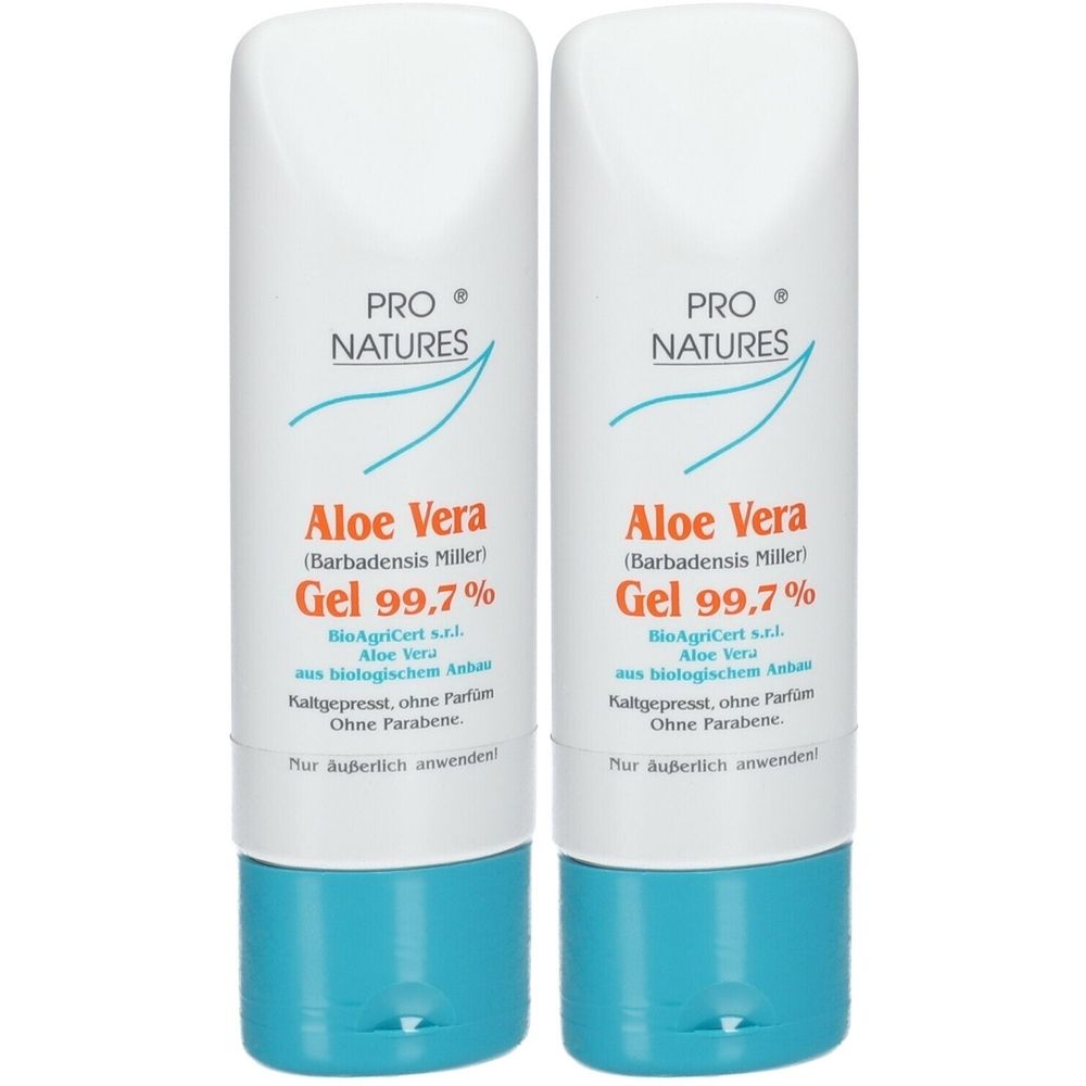 Zwei weiße Tuben mit blauem Deckel. Aufschrift: Aloe Vera Gel 99,7%. Marke: PRO NATURES. Zertifizierung BioAgriCert.
