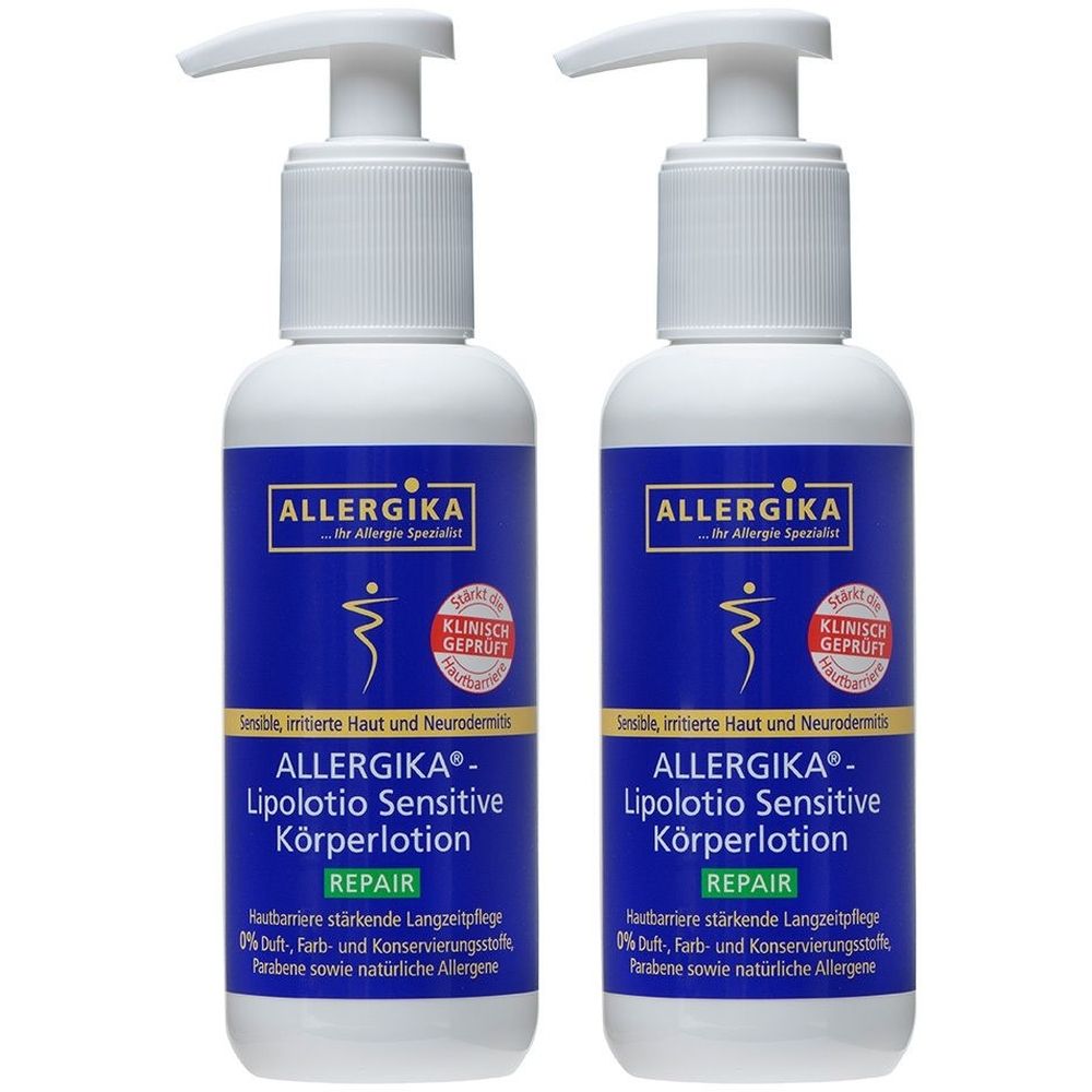 Zwei weiße Flaschen mit blauem Etikett. Aufschrift: ALLERGIKA® Lipolotio Sensitive Körperlotion. Mit Pumpverschluss. Klinisch geprüft.