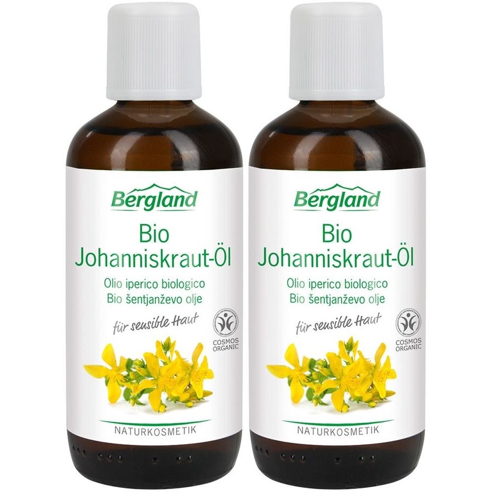 Zwei braune Glasflaschen mit weißem Deckel. Aufschrift: Bergland Bio Johanniskraut-Öl. Mit COSMOS ORGANIC Siegel und gelben Blüten.