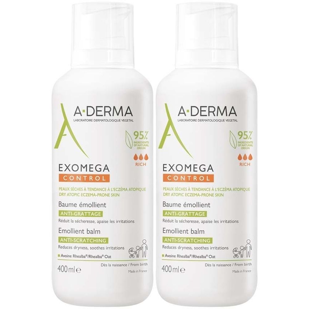 Zwei weiße Flaschen A-DERMA EXOMEGA Control Balsam. Aufschrift: EXOMEGA CONTROL, 400 ml, 95% Inhaltsstoffe natürlichen Ursprungs.