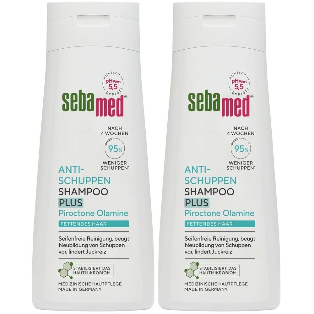Zwei weiße Flaschen Sebamed Anti-Schuppen Shampoo. Aufschrift: Anti-Schuppen Shampoo Plus, Piroctone Olamine, fettendes Haar. Medizinische Hautpflege.