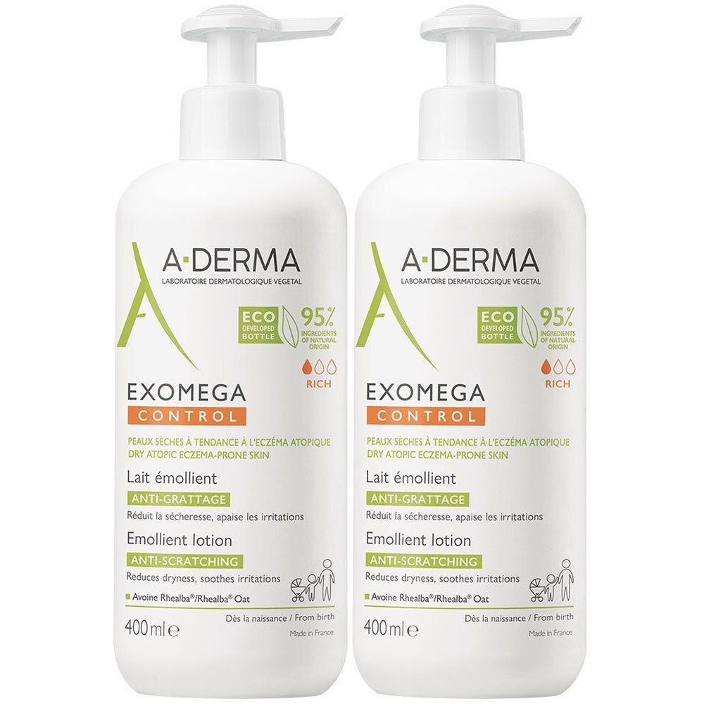 Zwei weiße Flaschen mit Pumpverschluss. Aufschrift A-DERMA EXOMEGA CONTROL, Lait émollient, Anti-Grattage. 400ml.