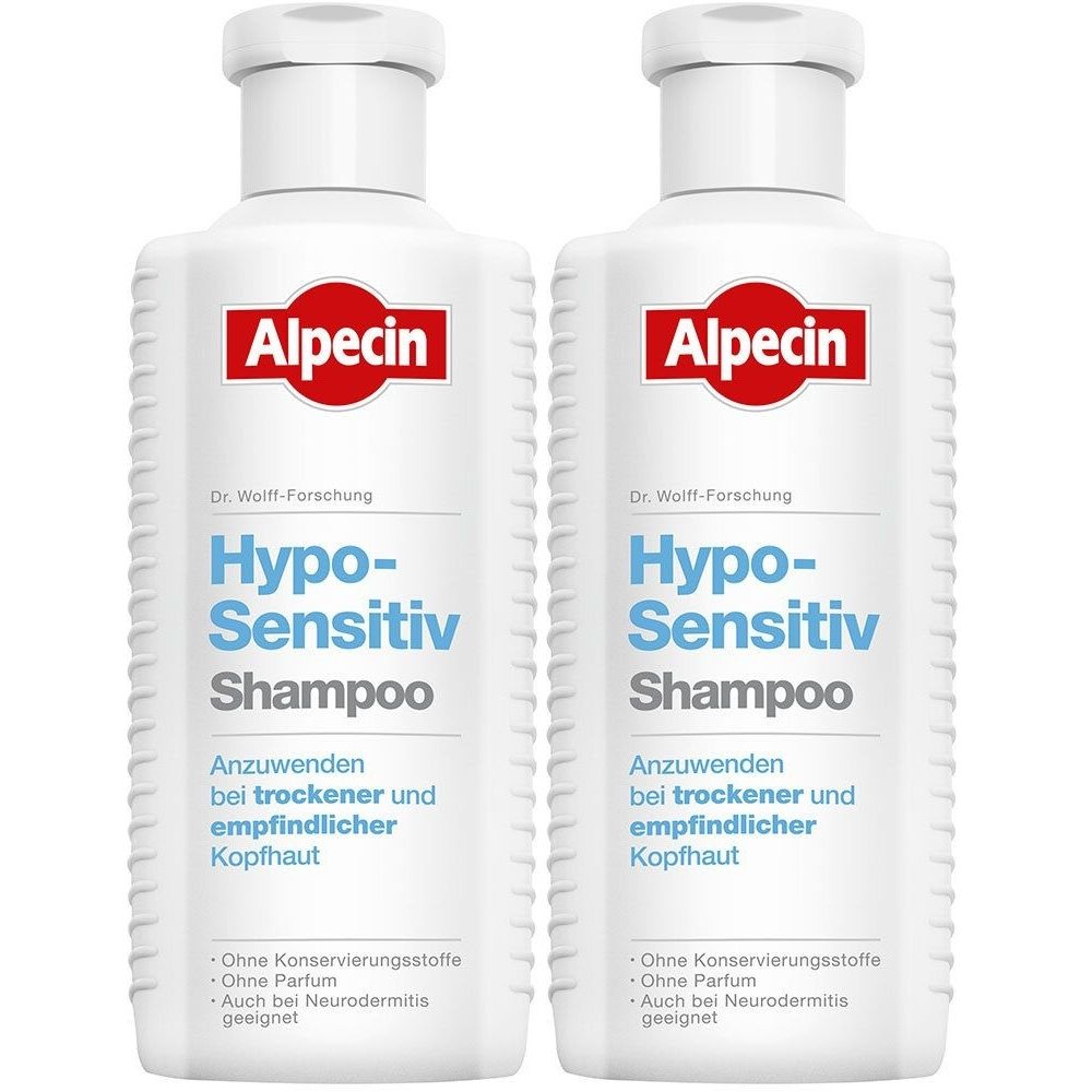 Zwei weiße Flaschen Alpecin Hypo-Sensitiv Shampoo. Roter Schriftzug Alpecin. Text: Hypo-Sensitiv Shampoo. Für trockene und empfindliche Kopfhaut.