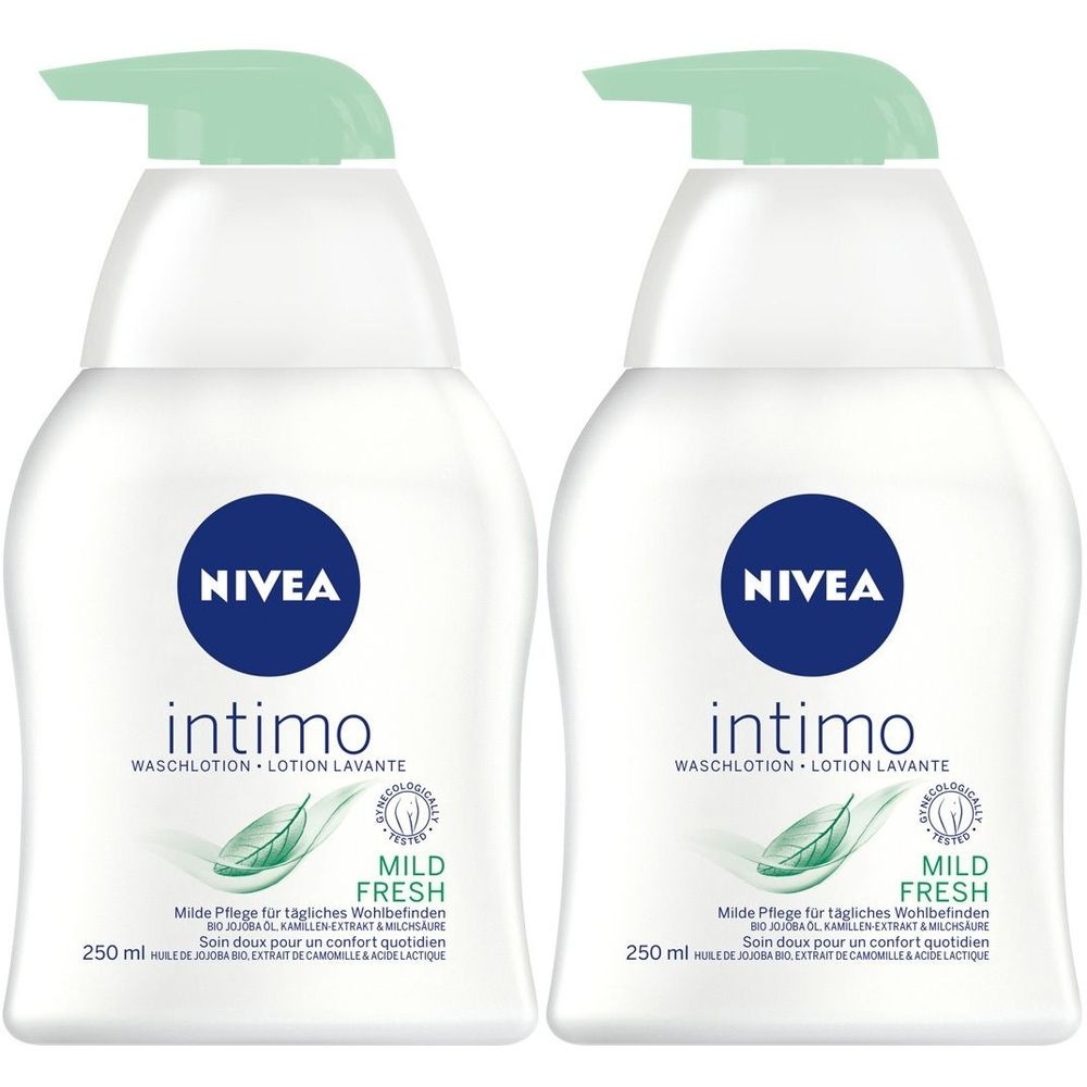 Zwei weiße Flaschen mit grünem Pumpkopf. Auf jeder Flasche steht "NIVEA intimo". Text: "MILD FRESH".
