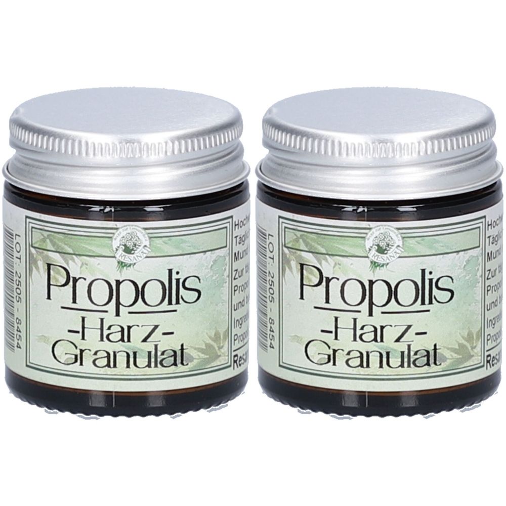 Zwei Gläser mit silbernen Deckeln. Auf den Etiketten steht "Propolis -Harz- Granulat". Braunes Glas mit weißem Etikett.