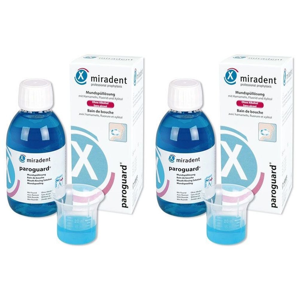 Zwei Flaschen und zwei Becher mit blauer Flüssigkeit. Auf den Flaschen steht "miradent paroguard". Daneben zwei Produktverpackungen.