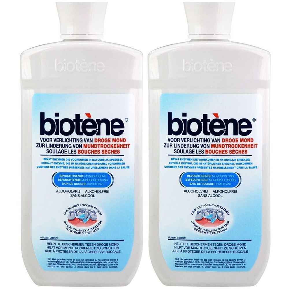 Zwei Flaschen biotène® Mundspüllösung. Weiße Flaschen mit blau-weißen Etiketten. Text: „Voor verlichting van droge mond“ und „Alcoholvrij“.
