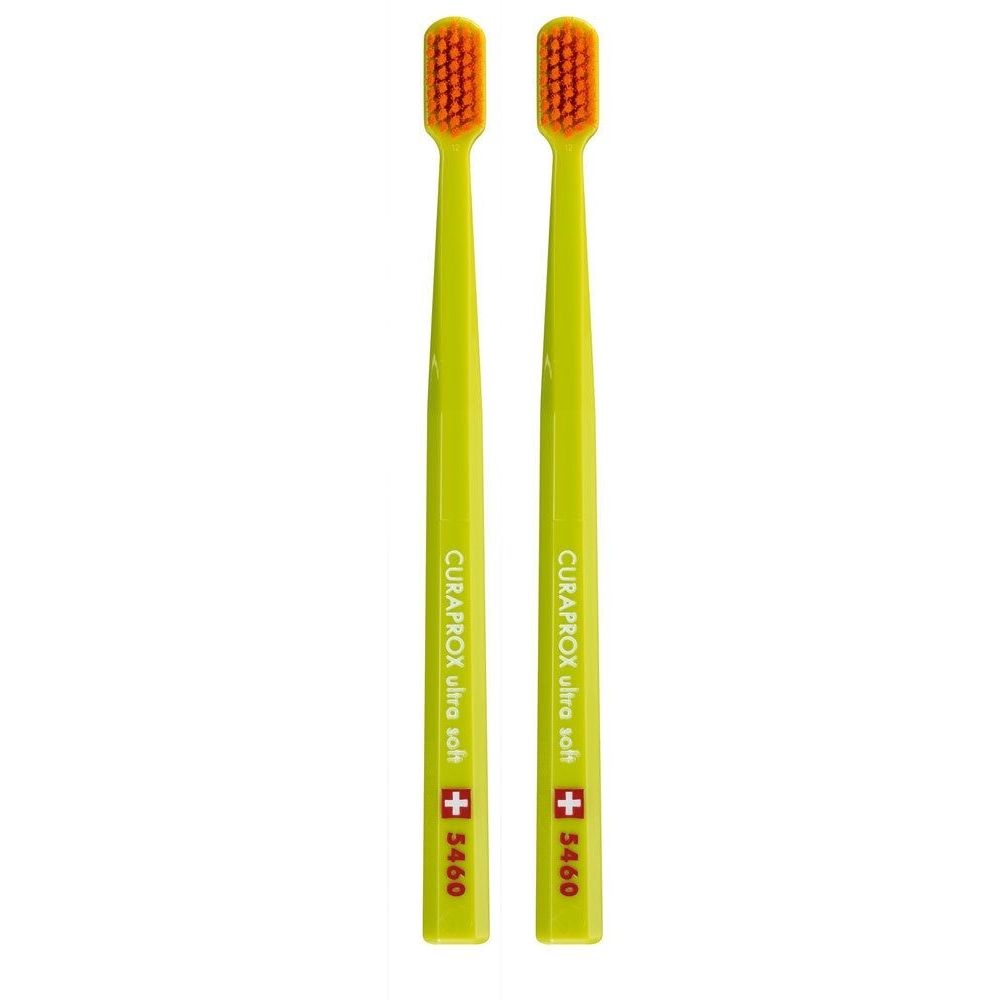 Zwei grüne Zahnbürsten mit orangefarbenen Borsten. Auf dem Griff steht CURAPROX ultra soft, Schweizer Kreuz und 5460.