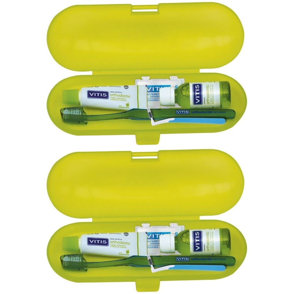 Zwei gelbe Etuis mit Zahnbürsten, Zahnpasta und Mundspülung. Auf den Produkten ist der Schriftzug VITIS® zu sehen.
