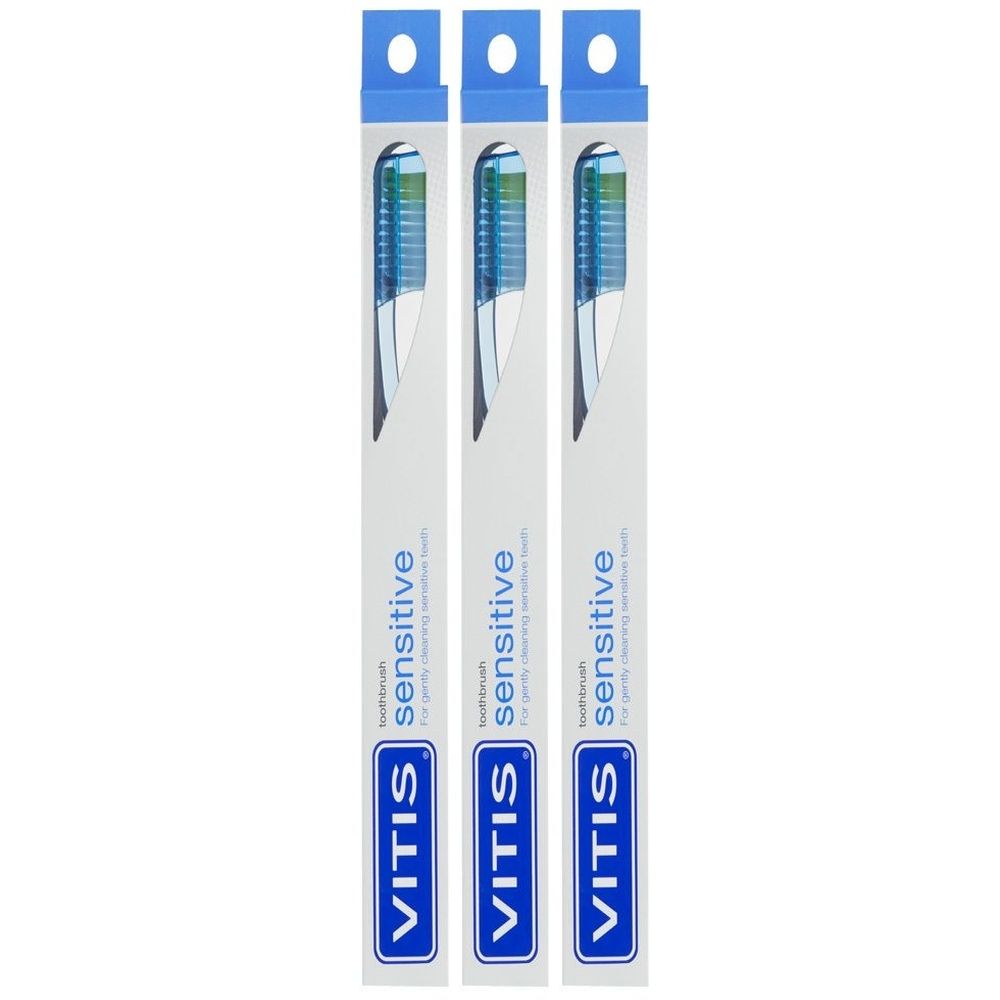 Drei Zahnbürsten in Verpackung. Blaue Griffe, blaue Aufhängung. Aufschrift: VITIS sensitive.