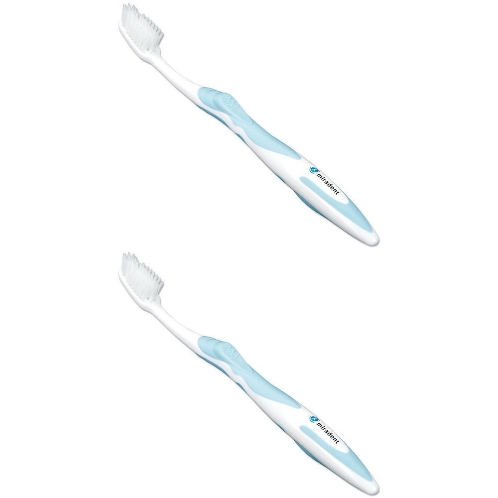Zwei Zahnbürsten mit weißem Borstenkopf und hellblau-weißem Griff. Auf dem Griff ist "miradent" aufgedruckt.
