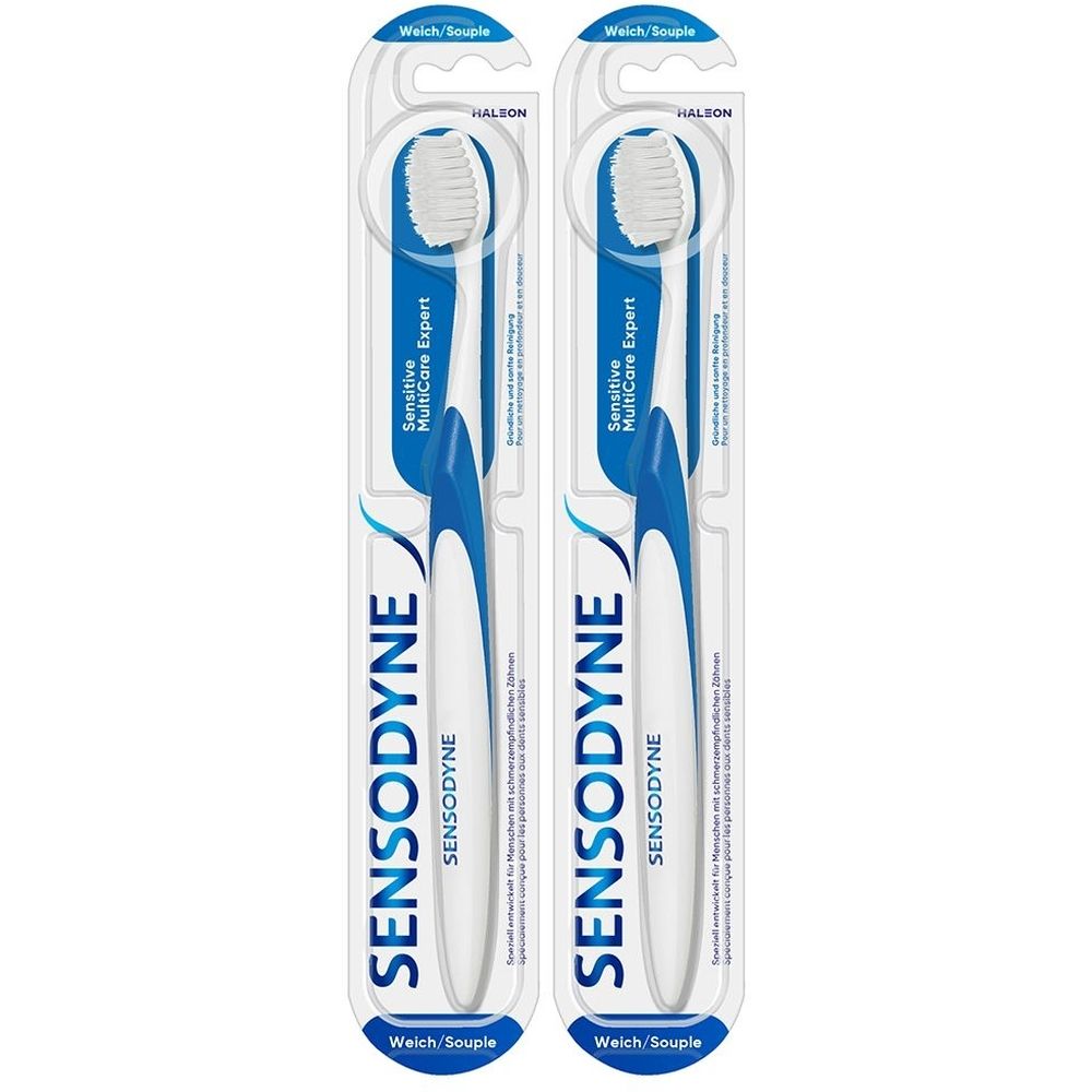 Zwei Zahnbürsten in Verpackung. Blaue Griffe, weiße Borsten. Aufschrift: SENSODYNE Sensitive MultiCare Expert.