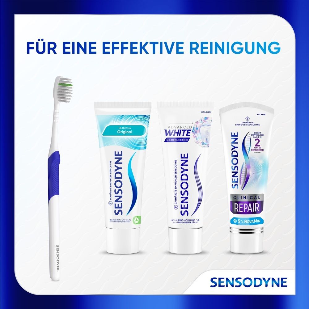 Eine Sensodyne Zahnbürste und drei Tuben Sensodyne Zahnpasta.
