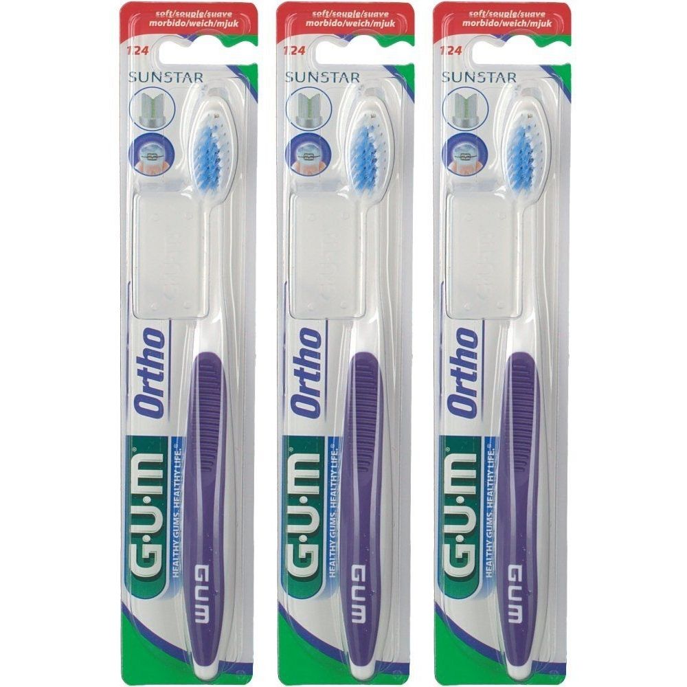 Drei Zahnbürsten in Verpackung. Marke GUM Ortho, SUNSTAR. Blaue Borsten, weißer Bürstenkopf, lila Griff. Verpackung mit grüner und roter Farbe.