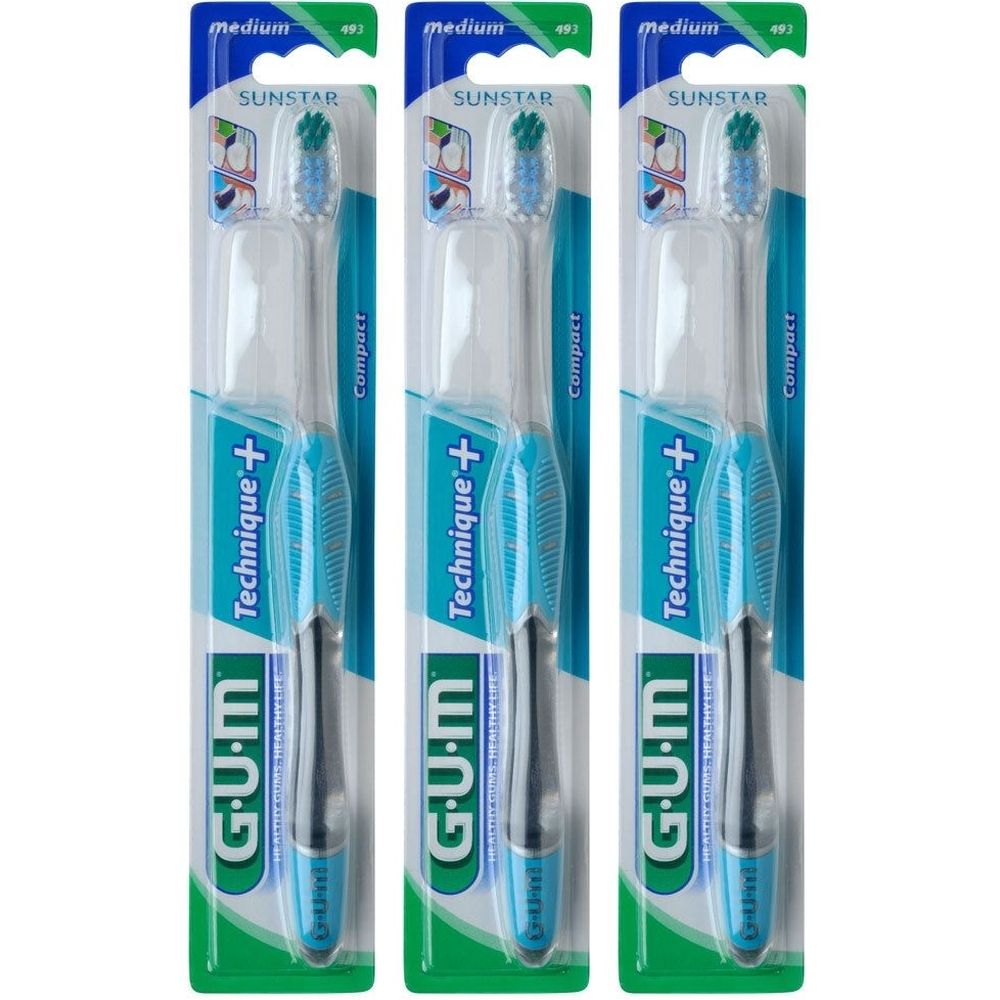 Drei Zahnbürsten in Verpackung. Blaue Griffe, transparente Borstenköpfe. Marke GUM, Modell Technique+. Medium-Borsten.