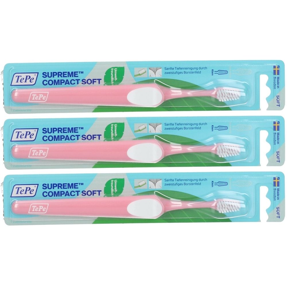 Drei Zahnbürsten TePe Supreme Compact Soft in rosa Verpackung. Sichtbar: Griff, Bürstenkopf, Borsten. Verpackung mit Produktnamen.