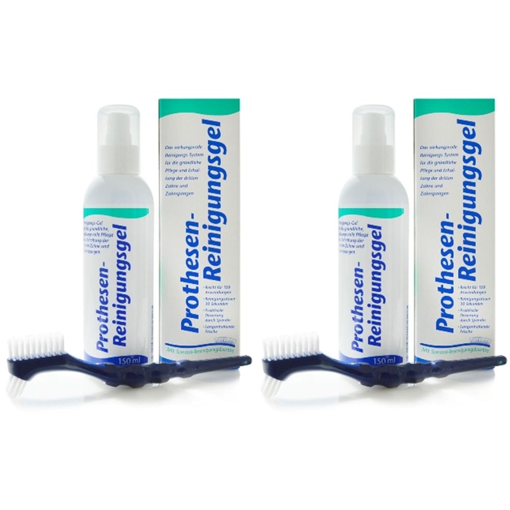 Zwei Flaschen und Kartons mit Aufschrift "Prothesen-Reinigungsgel". Dazu zwei Zahnbürsten mit blauen Griffen und weißen Borsten.