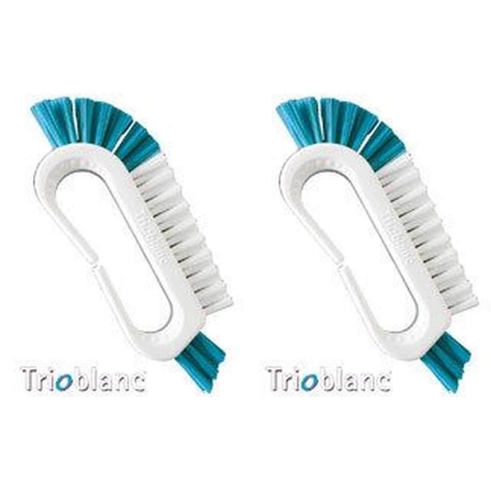 Zwei Zahnbürsten für Zahnprothesen. Weiße Griffe mit blauen und weißen Borsten. Aufschrift: Trioblanc.