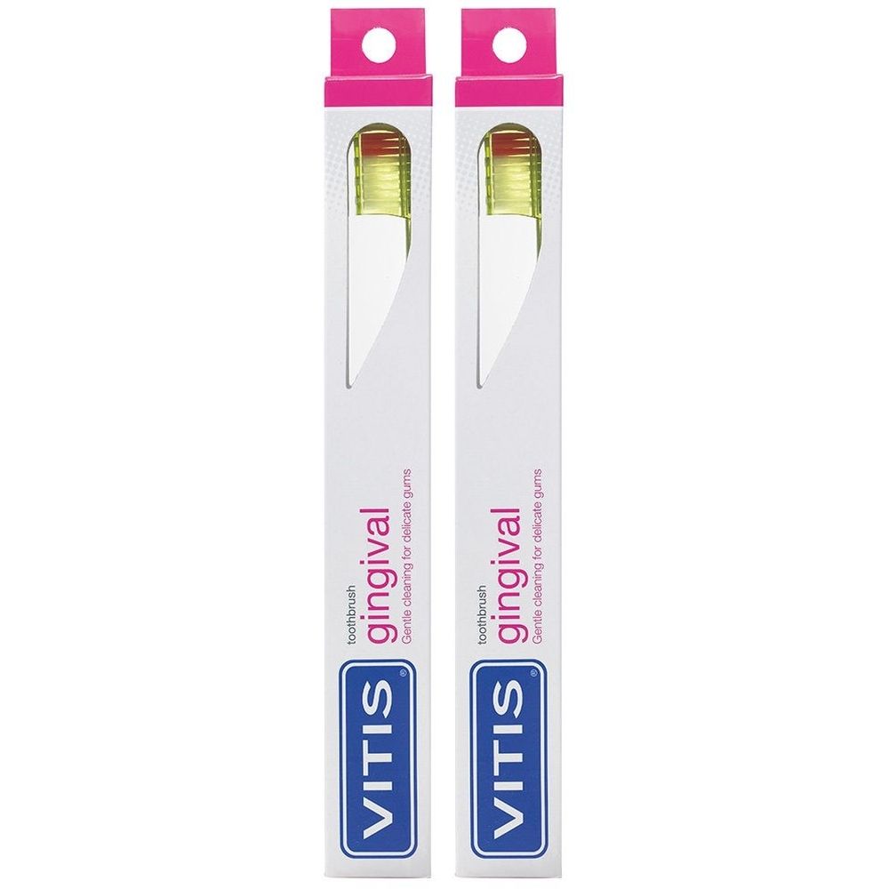 Zwei Zahnbürsten in Verpackung. Weiße Verpackung mit pinkfarbenem Aufhänger. Aufdruck: VITIS gingival. Gelbe Borsten sichtbar.
