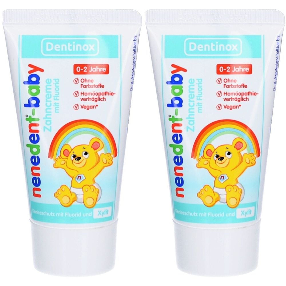 Zwei Tuben Baby-Zahncreme. Aufschrift: Dentinox, nenedent-baby, 0-2 Jahre, ohne Farbstoffe, mit Fluorid. Abbildung eines Bären mit Regenbogen.